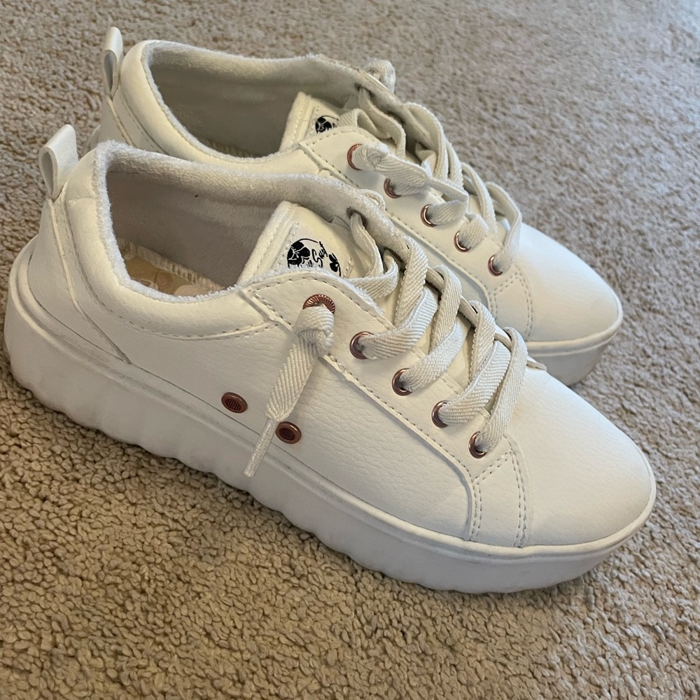 Roxy sneakers